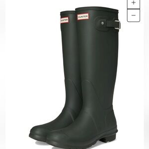 Hunter Women's Original Tall Gloss Rain Boots in black. Size 10